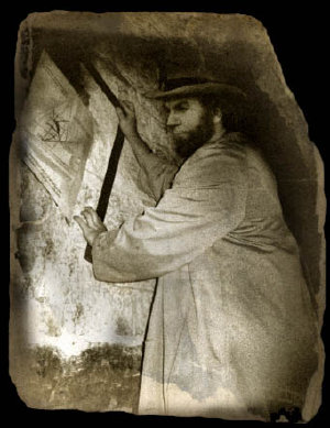 Russell mesurant les pyramides